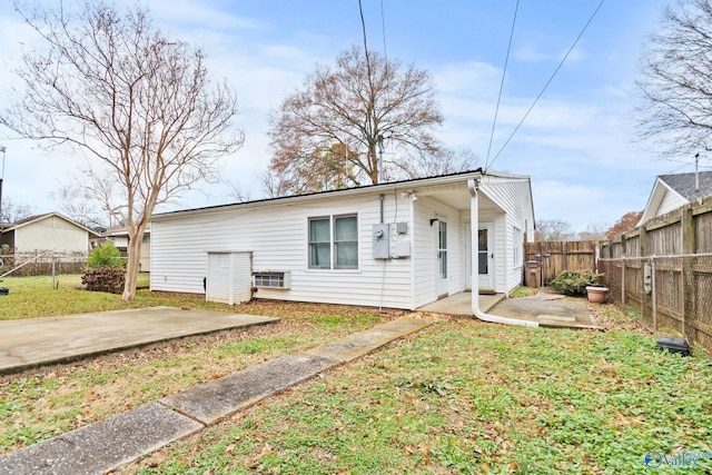 view of front facade featuring a patio and a front yard