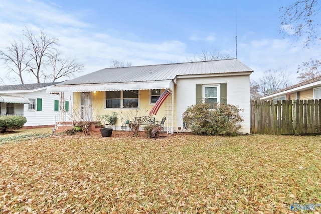 view of front facade featuring a front yard