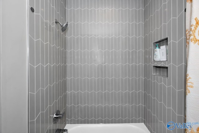 bathroom featuring tiled shower / bath