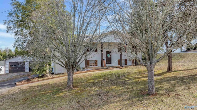 view of front of property featuring a front lawn