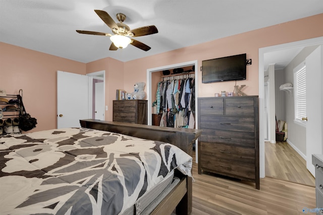 bedroom with light wood finished floors, baseboards, and a ceiling fan