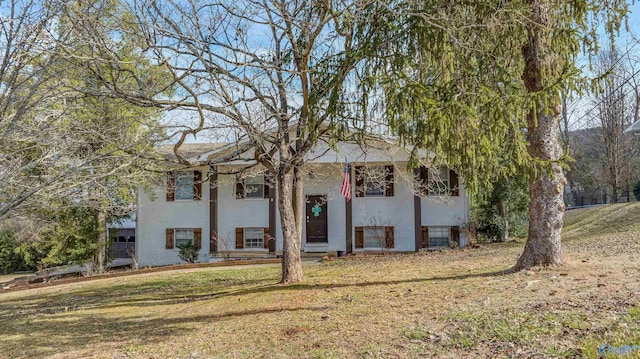 split foyer home featuring brick siding and a front yard