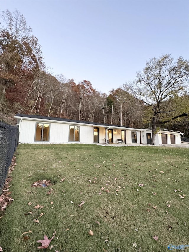 view of front of home featuring a front lawn and fence