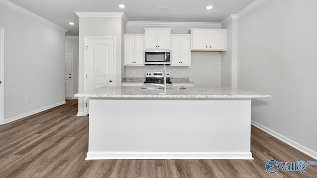 14 Moon Dr, Scottsboro, AL 35769 - kitchen featuring stainless steel appliances, a sink, a kitchen island with sink, white cabinets, and baseboards