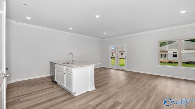 14 Moon Dr, Scottsboro, AL 35769 - kitchen featuring a sink, light wood-style floors, baseboards, ornamental molding, and a kitchen island with sink
