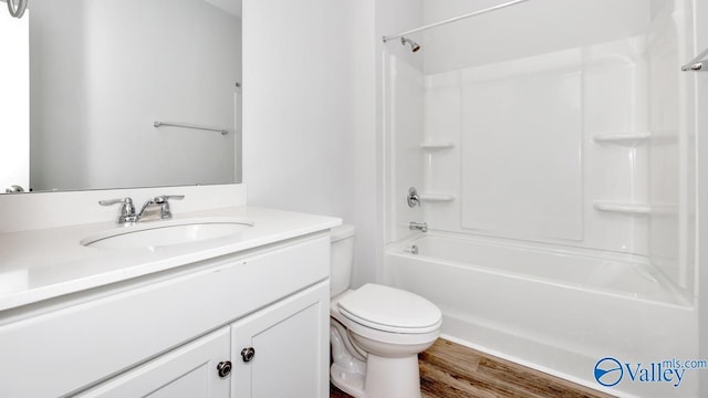 14 Moon Dr, Scottsboro, AL 35769 - bathroom with vanity, toilet, washtub / shower combination, and wood finished floors