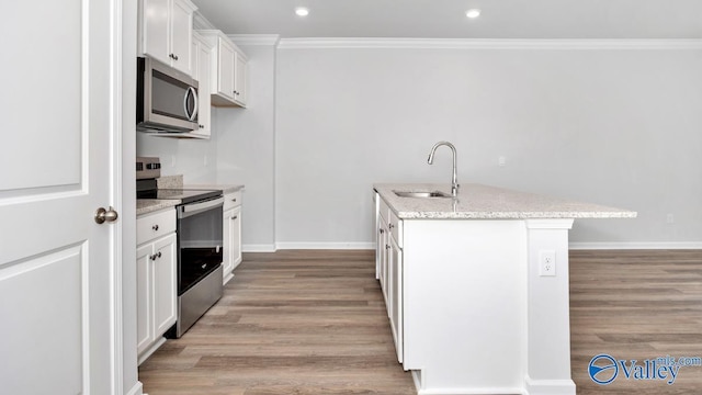 14 Moon Dr, Scottsboro, AL 35769 - kitchen with appliances with stainless steel finishes, a sink, light wood-style floors, ornamental molding, and a kitchen island with sink