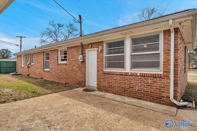 ranch-style house featuring brick siding and crawl space