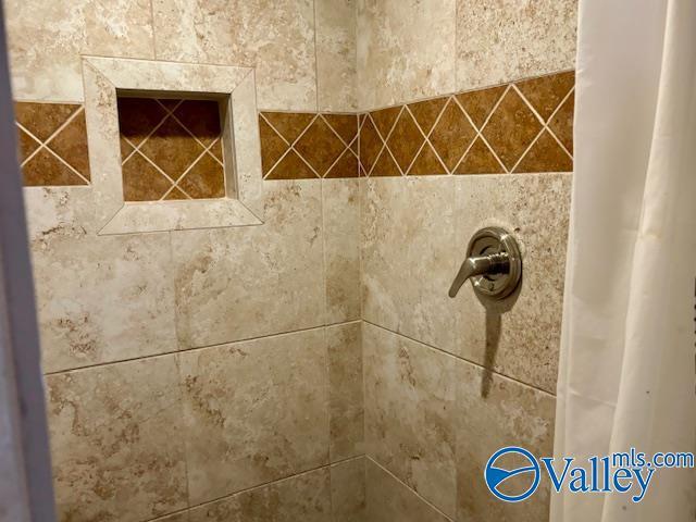 details with a tile shower