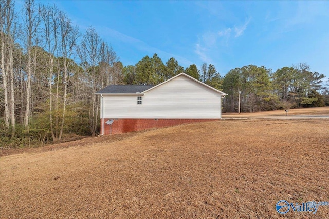 view of side of property featuring a lawn