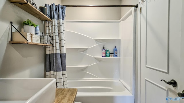 bathroom with shower / bath combo