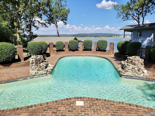 view of pool featuring a water view