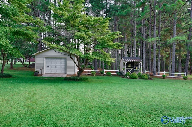 view of yard featuring an outdoor structure and a garage