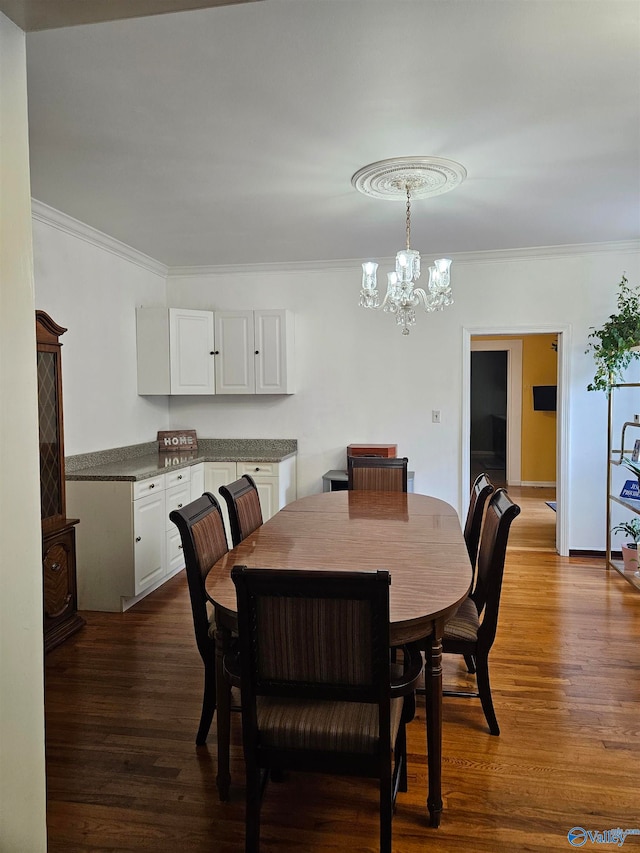 dining area featuring a notable chandelier, dark hardwood / wood-style floors, and crown molding