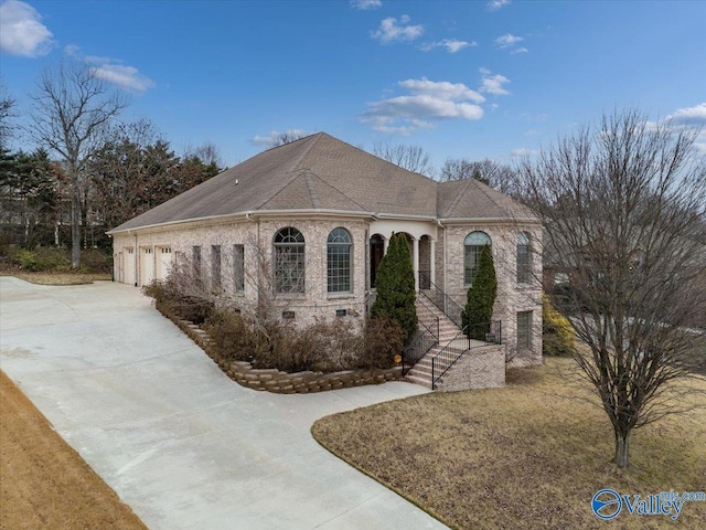 view of front of home featuring a front yard