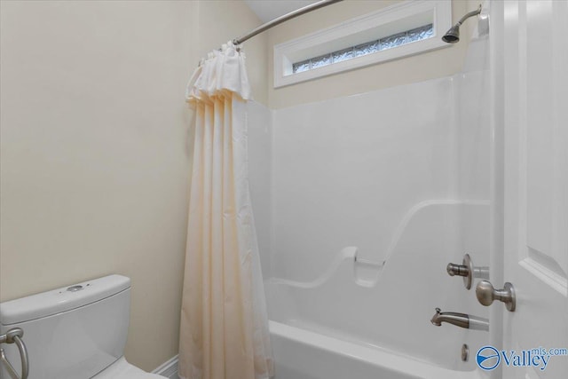 bathroom featuring toilet and shower / bath combo