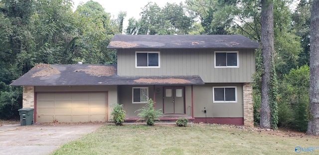 view of front of house featuring a garage and a front yard