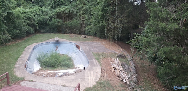 view of swimming pool with a lawn