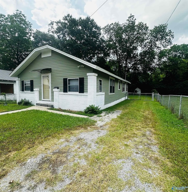 view of front of home featuring a front lawn