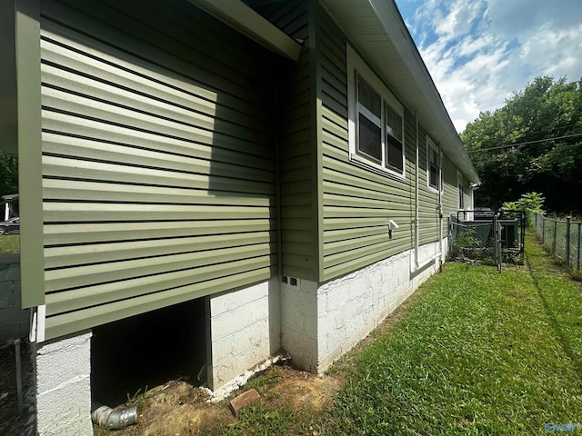 view of side of property featuring a lawn