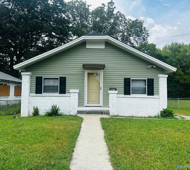 bungalow featuring a front yard