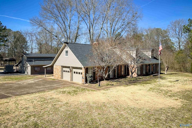 new england style home featuring roof with shingles, dirt driveway, and a front yard