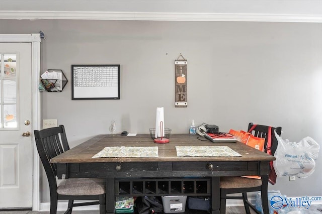 dining area with ornamental molding