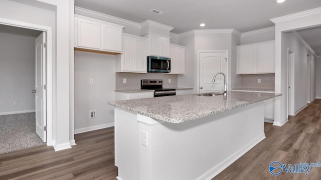 kitchen featuring a sink, an island with sink, visible vents, white cabinets, and appliances with stainless steel finishes