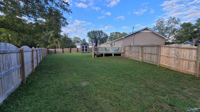 view of yard featuring a shed