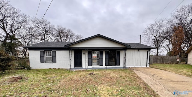 view of front of property featuring a front yard