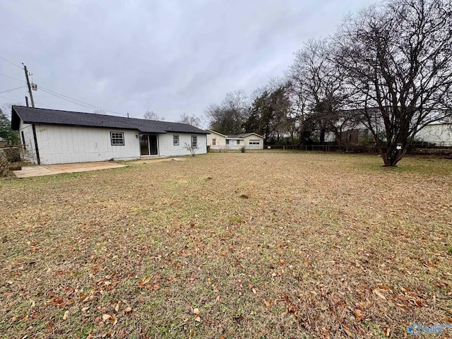 view of yard featuring a patio area