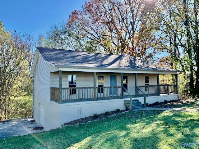 view of front facade featuring covered porch and a front yard