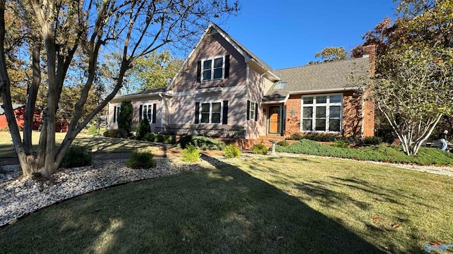 view of front facade with a front yard