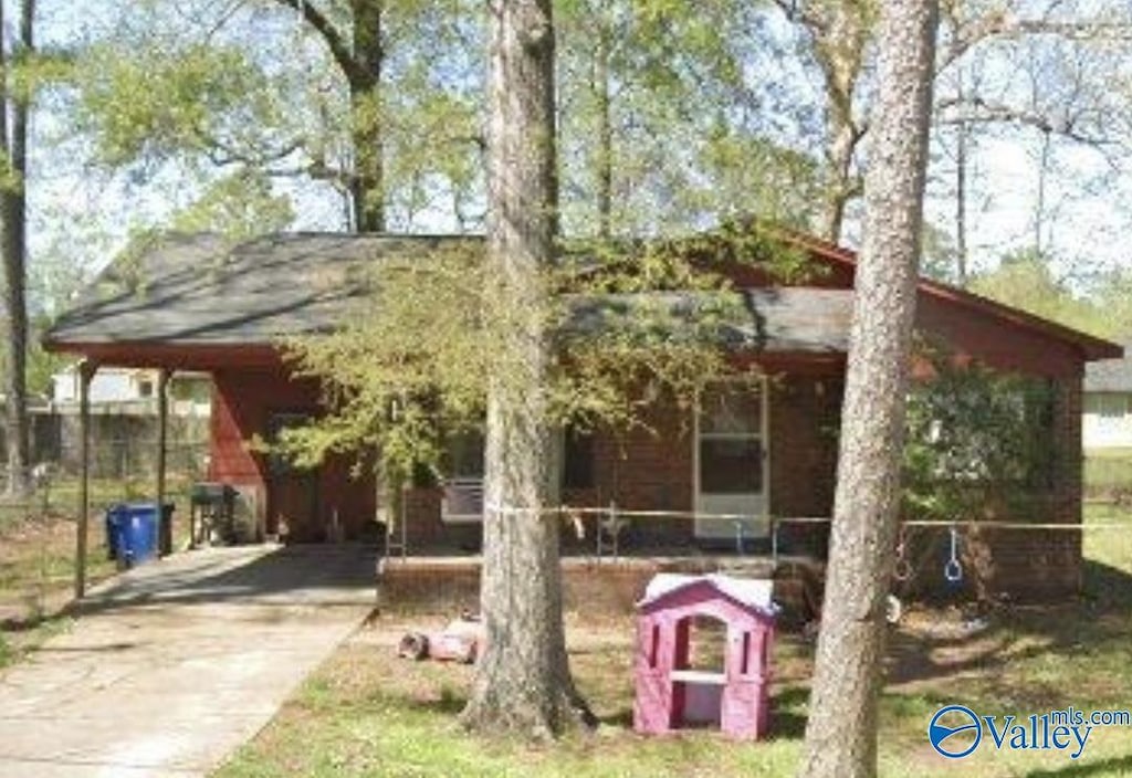 1015 Cornelia Cir, Attalla, AL 35954 - view of front facade featuring concrete driveway