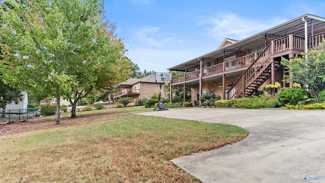 view of home's community featuring a lawn