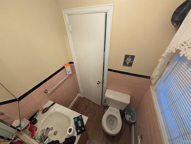 1350 W US Highway 278 W, Cullman, AL 35057 - half bathroom featuring a wainscoted wall, wood finished floors, toilet, and tile walls