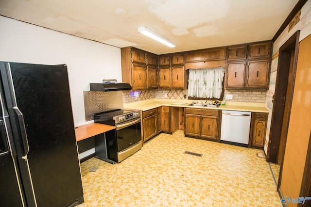 kitchen with tasteful backsplash, stainless steel appliances, and sink