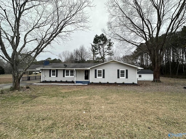 ranch-style house featuring a front yard