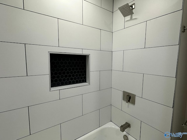 details featuring tiled shower / bath combo