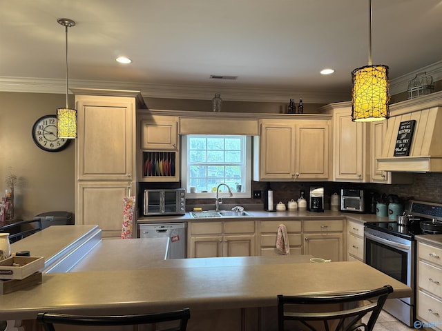 kitchen featuring visible vents, a sink, crown molding, decorative backsplash, and appliances with stainless steel finishes