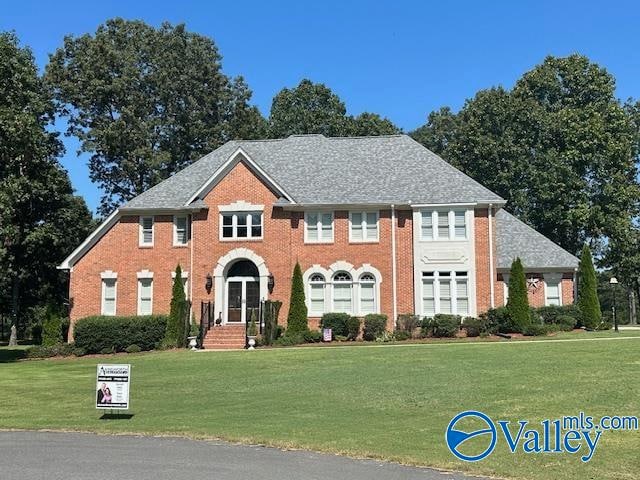 view of front of property with a front yard