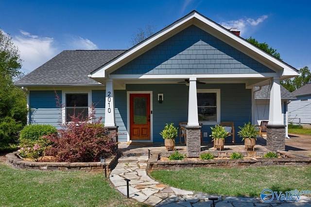 view of front of property featuring a porch, a front lawn, and a ceiling fan