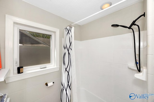 full bathroom featuring tiled shower