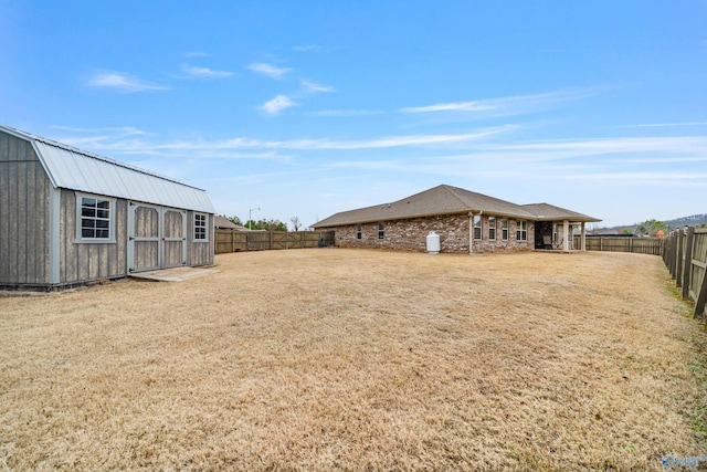 view of yard with a storage unit