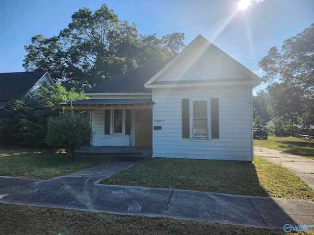 view of front facade featuring covered porch and a front yard