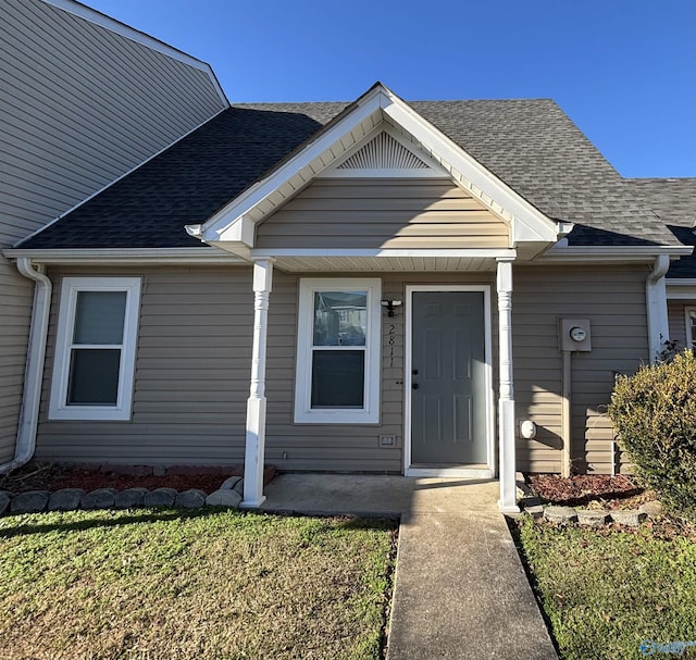 view of front of home with a front lawn