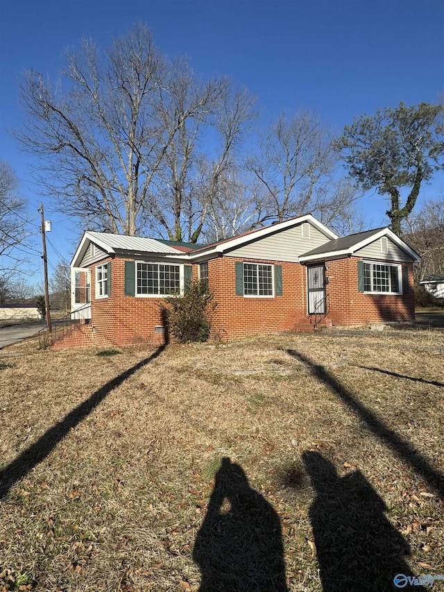 ranch-style house featuring a front lawn