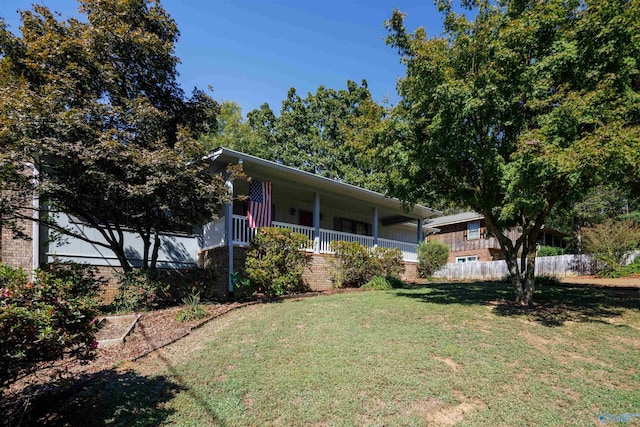 view of front of home featuring a front lawn