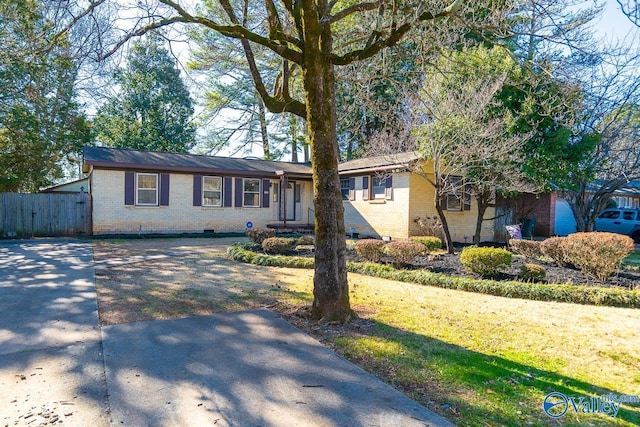 ranch-style home featuring a front lawn