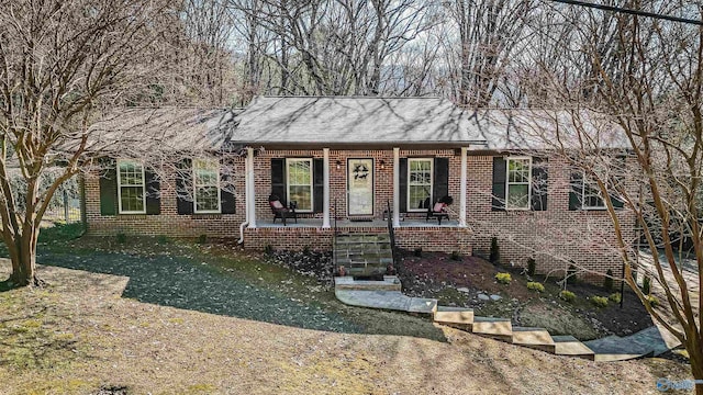 view of front of property with a front lawn